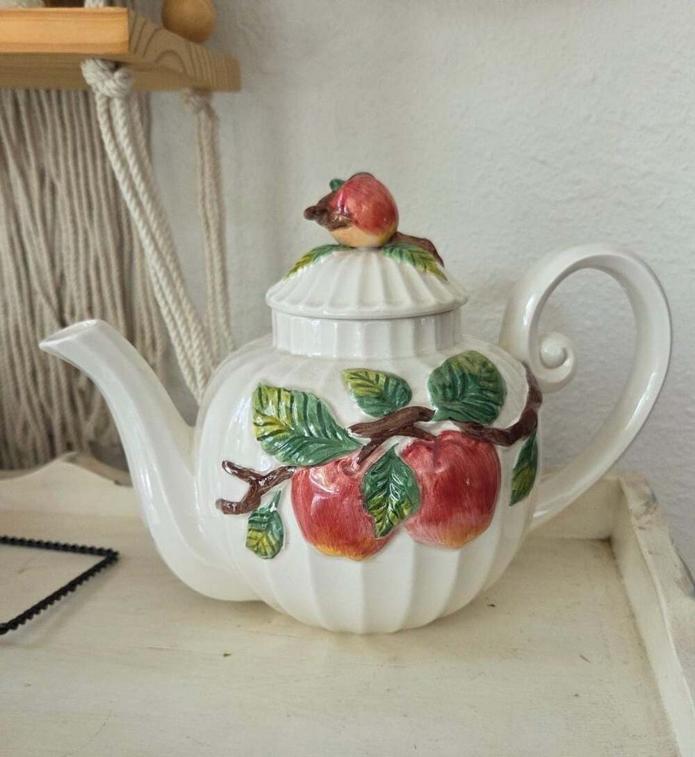 Omnibus OCI Apple Teapot 44oz Ceramic Fruit Design Cottagecore